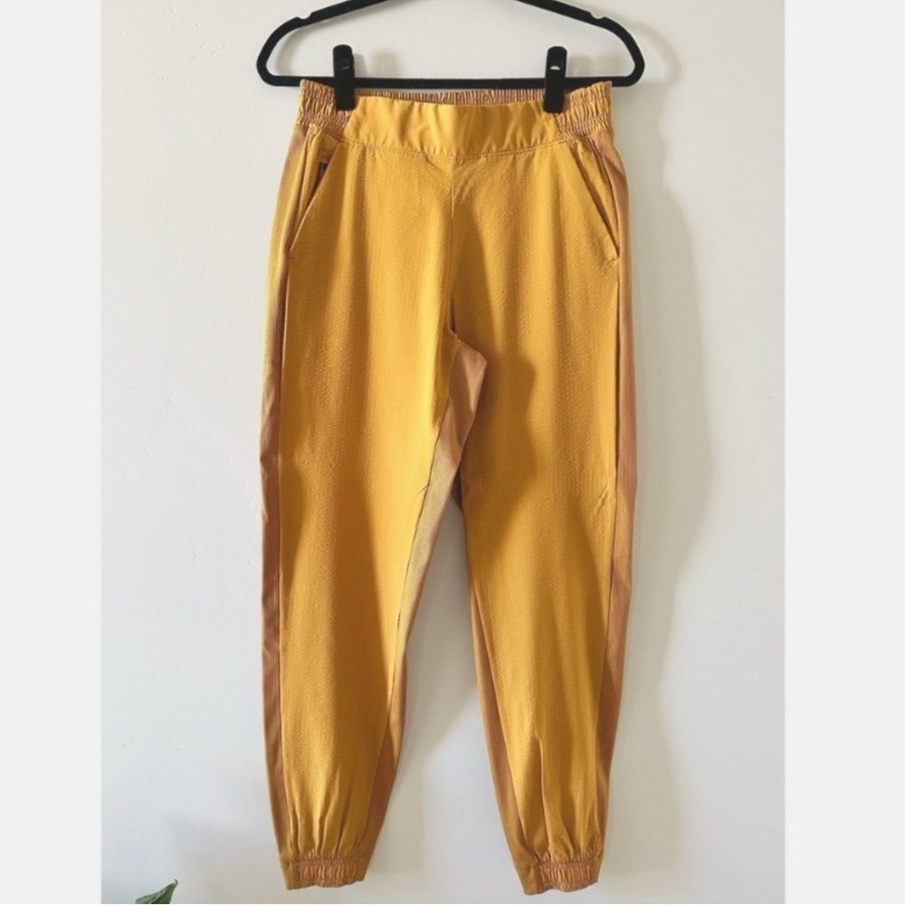 ATHLETA Mustard Yellow Textured Brooklyn Jogger Pants Like New Womens size 6